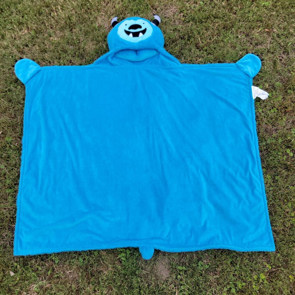 Pillowfort Kids Blue Yeti Hooded Blanket